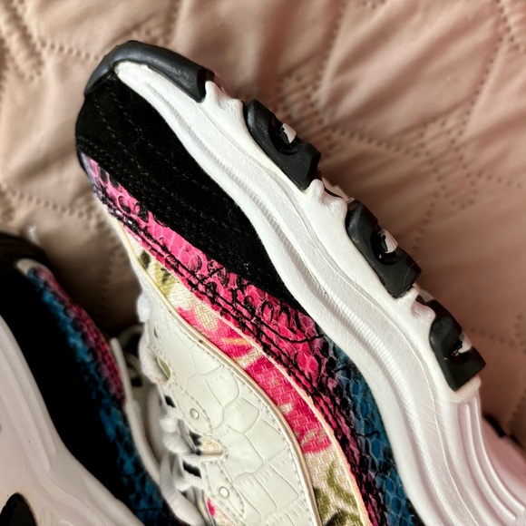 Ladies Skechers D’Lites air-cooled memory foam athletic shoes - Picture 15 of 16